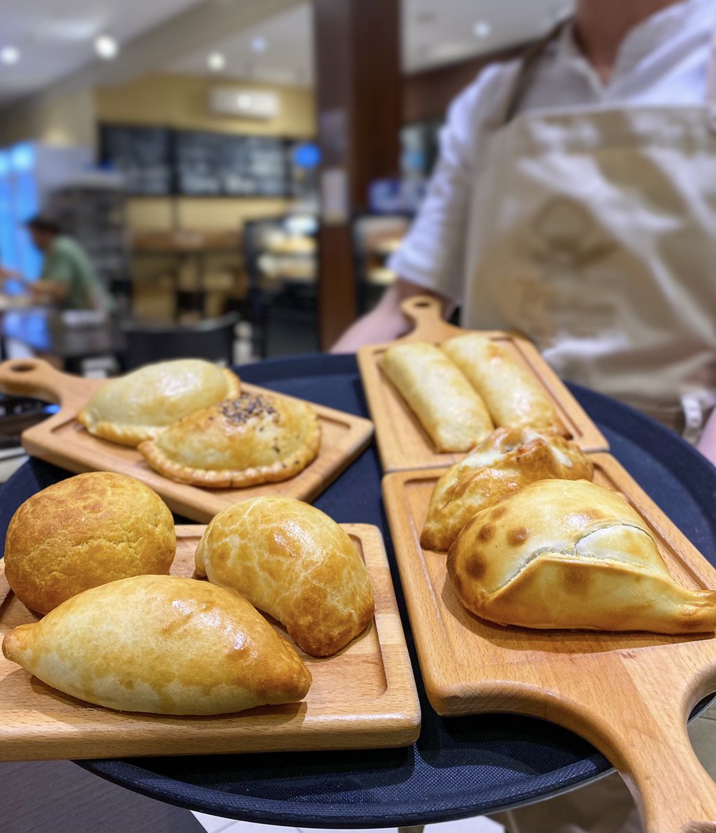 hernanvam's tweet photo. Plan para mañana 📝 Dato que puede ser útil para la gente de buen comer. Y si te gustan las empanadas, este es tu lugar. Tenedor libre de empanadas surtidas + barra de chopps ilimitados. Todo lo que puedas comer y tomar, las veces que quieras 🍺🥟 https://t.co/TyeE2AiYIc