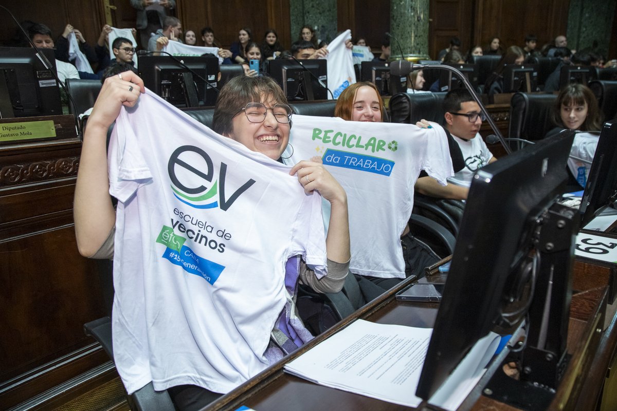 FundacionEforo's tweet photo. ¡La #15vaGeneración de @EscuelaVecinos hizo historia! 💚💙

📸 Vivimos un #Plenario inolvidable, presentando las iniciativas sobre #Ambiente y recuperadores urbanos en la @LegisCABA 🏛 https://t.co/O7LmIZF8MP