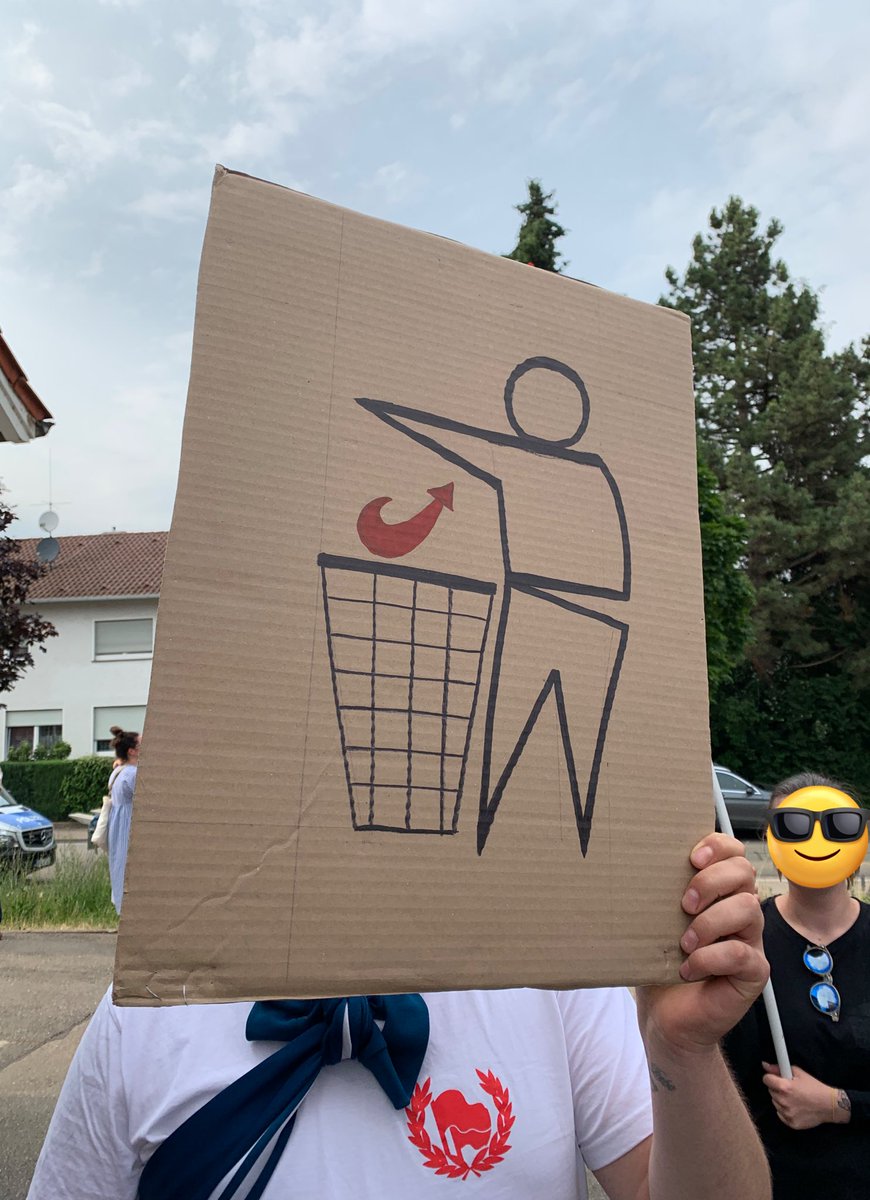 thenmakeachange's tweet photo. Und jede Menge furchtlose #Antifa​schist*innen rund ums Gelände. Jede*r einzelne der #AfDFaschisten* musste sich dem stellen.

#Rottweil #rw2906 https://t.co/98rdIRzmIS