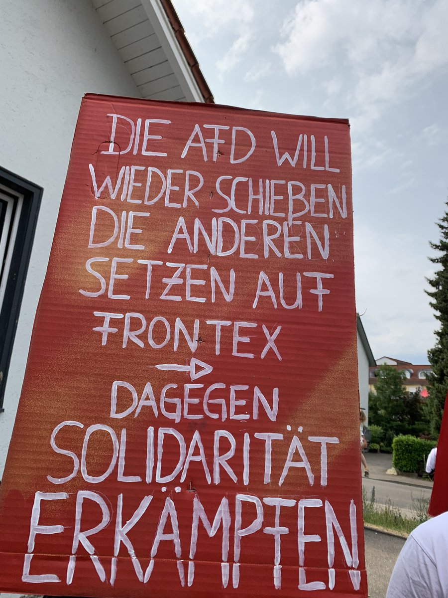 thenmakeachange's tweet photo. Und jede Menge furchtlose #Antifa​schist*innen rund ums Gelände. Jede*r einzelne der #AfDFaschisten* musste sich dem stellen.

#Rottweil #rw2906 https://t.co/98rdIRzmIS