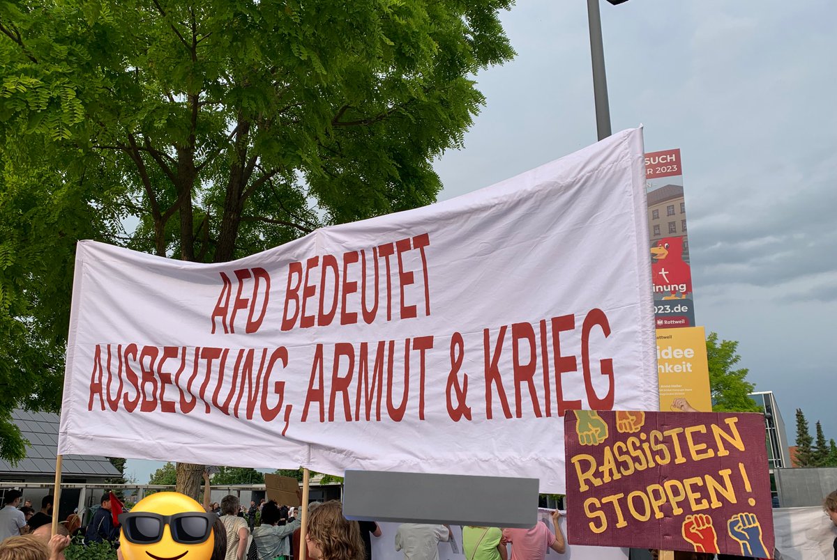 thenmakeachange's tweet photo. Und jede Menge furchtlose #Antifa​schist*innen rund ums Gelände. Jede*r einzelne der #AfDFaschisten* musste sich dem stellen.

#Rottweil #rw2906 https://t.co/98rdIRzmIS