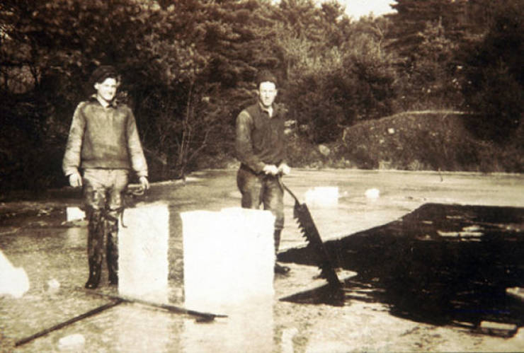 - Cortador de hielo

Antes de que las técnicas modernas de refrigeración se generalizaran, los cortadores de hielo cortarían el hielo en lagos congelados para que la gente los usara en sus bodegas como una especie de refrigeradores.