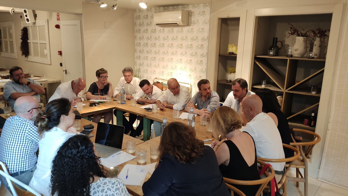 irene_tarrago's tweet photo. 💡 Ayer tuvimos la primera reunión de trabajo para mirar al futuro. 

Con @BalEdmundo, @FranciscoIgea y @SantiagoSauraCs un irreductible grupo de personas venidas de varios lugares de España, comenzamos el germen de un nuevo proyecto. 

#NosQuedamosConLasIdeas https://t.co/b15XJchgkr