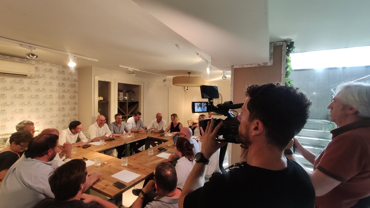 irene_tarrago's tweet photo. 💡 Ayer tuvimos la primera reunión de trabajo para mirar al futuro. 

Con @BalEdmundo, @FranciscoIgea y @SantiagoSauraCs un irreductible grupo de personas venidas de varios lugares de España, comenzamos el germen de un nuevo proyecto. 

#NosQuedamosConLasIdeas https://t.co/b15XJchgkr