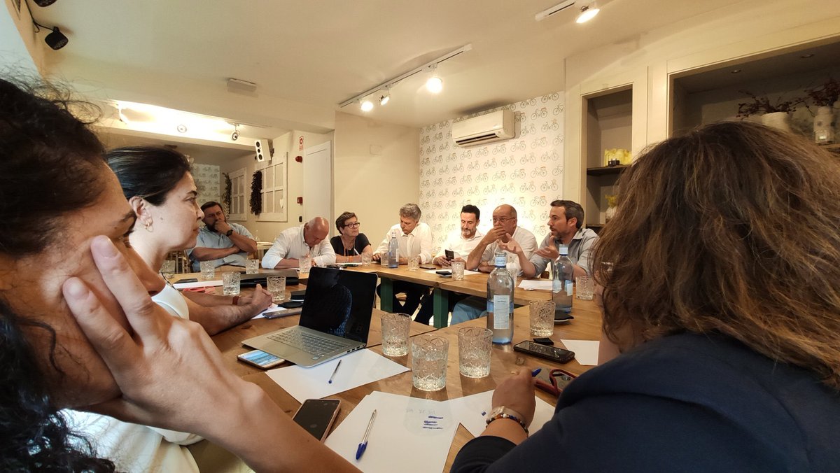 irene_tarrago's tweet photo. 💡 Ayer tuvimos la primera reunión de trabajo para mirar al futuro. 

Con @BalEdmundo, @FranciscoIgea y @SantiagoSauraCs un irreductible grupo de personas venidas de varios lugares de España, comenzamos el germen de un nuevo proyecto. 

#NosQuedamosConLasIdeas https://t.co/b15XJchgkr