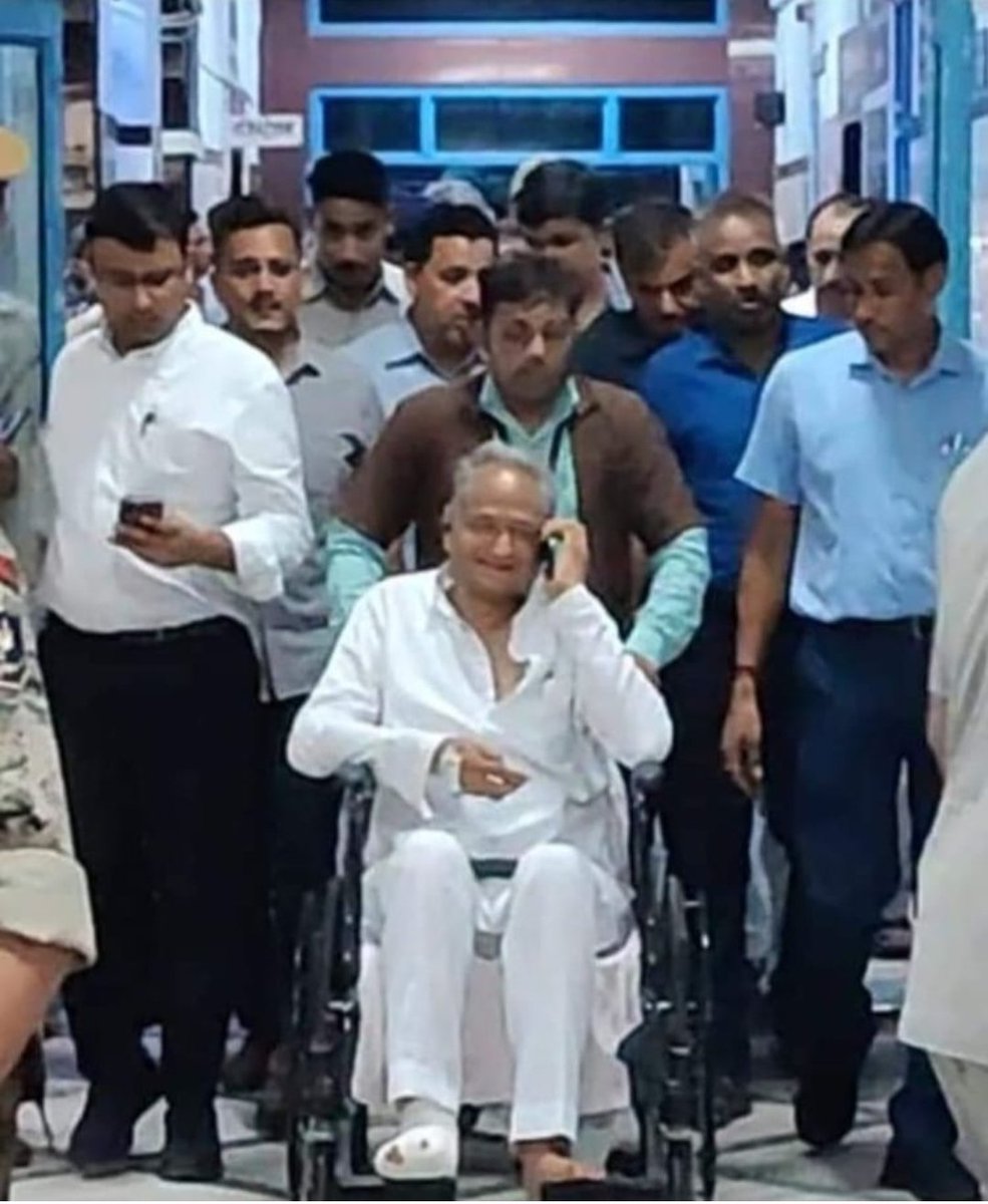 Poonamyash59's tweet photo. माननीय मुख्यमन्त्री श्री अशोक गहलोत जी के शीघ्र स्वास्थ लाभ की ईश्वर से प्रार्थना करती हूँ ��� ईश्वर उन्हें शीघ्र स्वास्थ लाभ प्रदान करे । https://t.co/KviF2Hs3iE