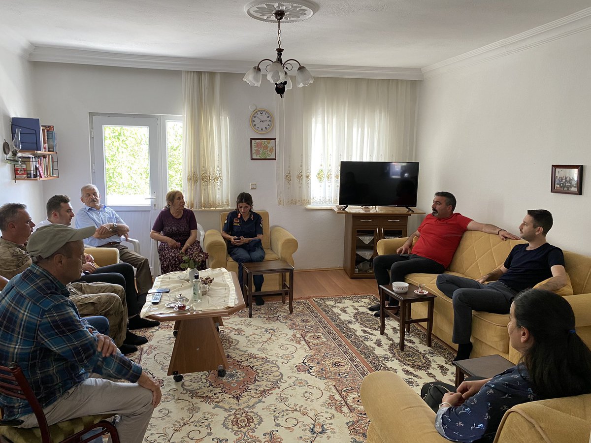 Kaymakamımız Sn. Mehmet Can İRDELP ,Kurban Bayramı vesilesiyle şehit ve gazi ailelerini ziyaret ederek bayramlarını kutladı. 

Kaymakamımız Sn. Mehmet Can İRDELP, devletimizin şehit ailelerinin ve gazilerimizin her zaman yanında olduğunu belirtti.