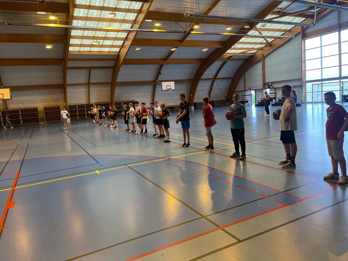 Clg_Salengro's tweet photo. Quand l'association Basket du territoire propose une action sportive avec les élèves,  ça matche ! 
@AcLille 
#desden62 https://t.co/vc0Xciu84a