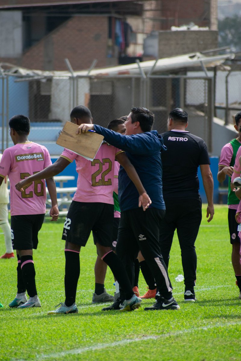 Marioscouting's tweet photo. Gilmar Rodríguez Iraola 👀
Delantero ⚽️
Cat 2005 (18 años) 👏🏻
4 goles en 5 partidos del torneo de reserva.🦾
Ahora entrenará con el primer equipo del club👚🇵🇪
Muy feliz por ti Gilmar, bendiciones y sigue así 💪🏻👚 🥳 https://t.co/rqaM9zcU55