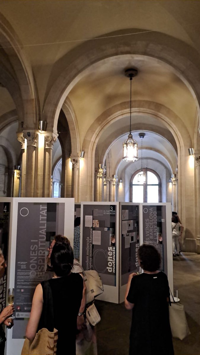 Avui ha tingut lloc l’acte d’inauguració de l’exposició “Dones medievals: realitat i ficció”, al vestíbul del #150EdificiHistòric.