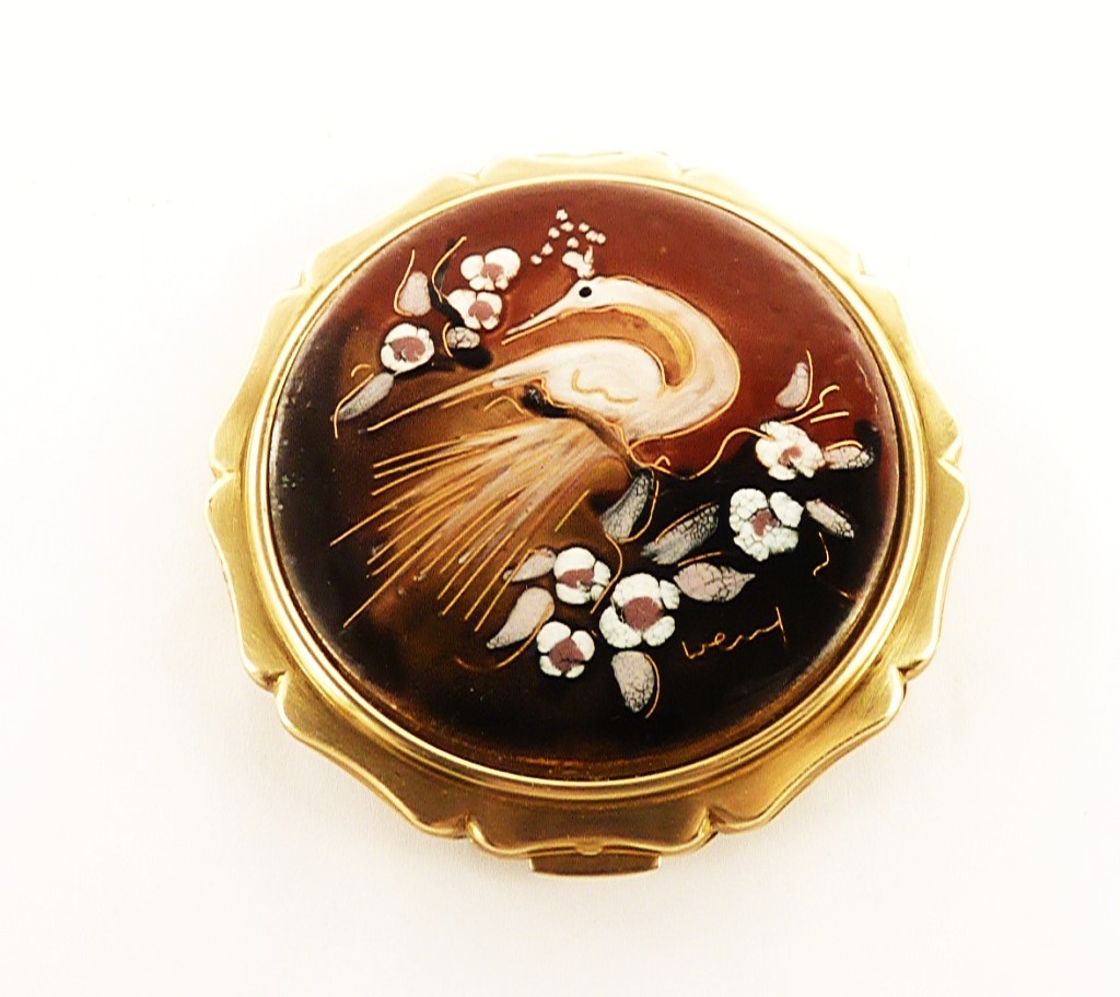 Vintagecompacts's tweet photo. https://t.co/j3j5A4J8VD #1950sfashion  #1950s  #1950swomen #compacts #compactmirrors #powdercompacts #vanity #vanities #ceramic #ceramics #strattoncompacts @Vintagecompacts https://t.co/rAHnXhc0PS