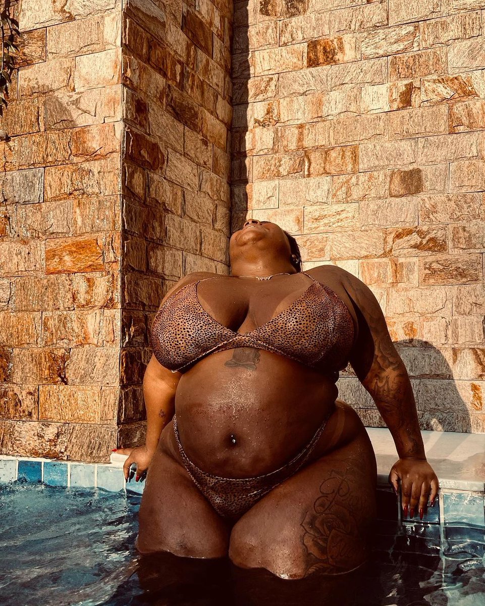 sitevipei's tweet photo. Que abundância! Curtindo uma piscina, Jojo Todynho posa de biquíni fio-dental e mostra bronze: 'Mulher surreal'

A marquinha de biquíni diminuiu bastante, já que a moça tem se dedicado intensamente às atividades físicas #vipei

https://t.co/WdXWrKs6lm https://t.co/RIpZVX56zN