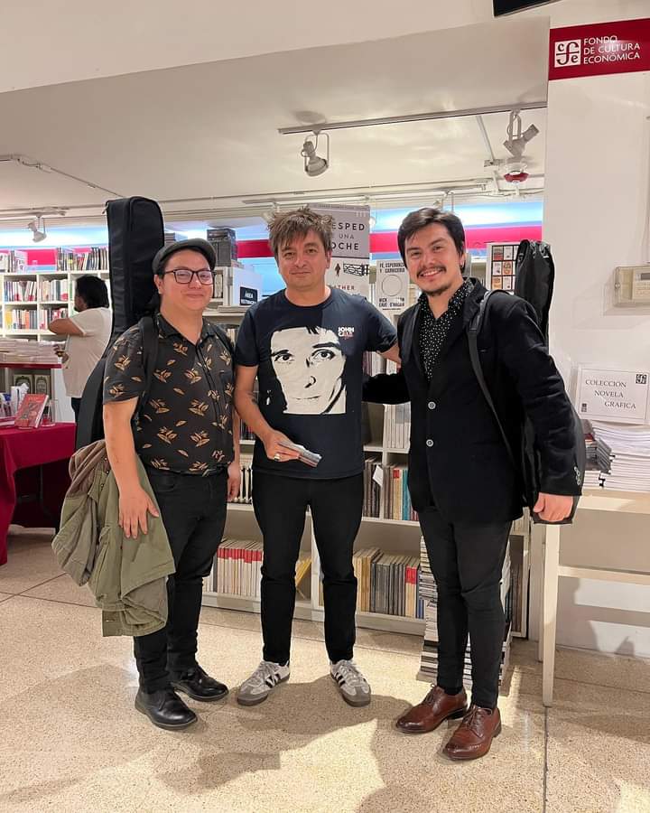 Daily_Bunkers's tweet image. Mauricio Durán junto a integrantes de la banda &quot;La Nueva Imperial&quot; el pasado Lunes en el lanzamiento del libro #LadoB de Johanna Watson el la #LibreríaOctavioPaz