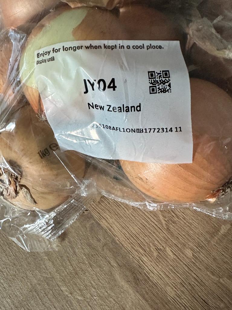 Morrisons onions - 99p. Same onions in NZ - $2.99. Sending a parcel to NZ costs £32/kilo. 🤯