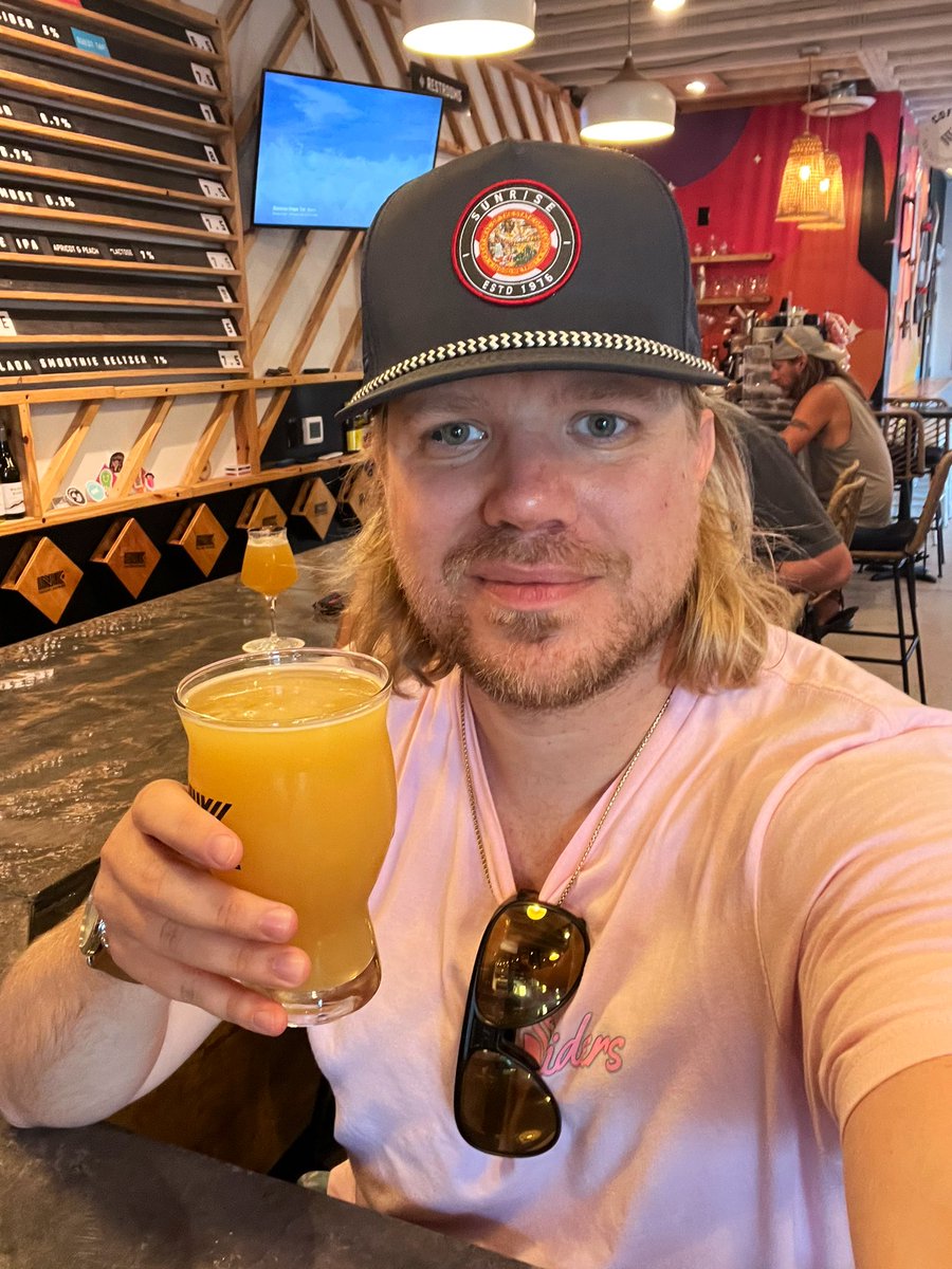 moderndaygrswld's tweet photo. Lil’ Friday #108ing #CheersPops https://t.co/W1LVFuWZ2Z