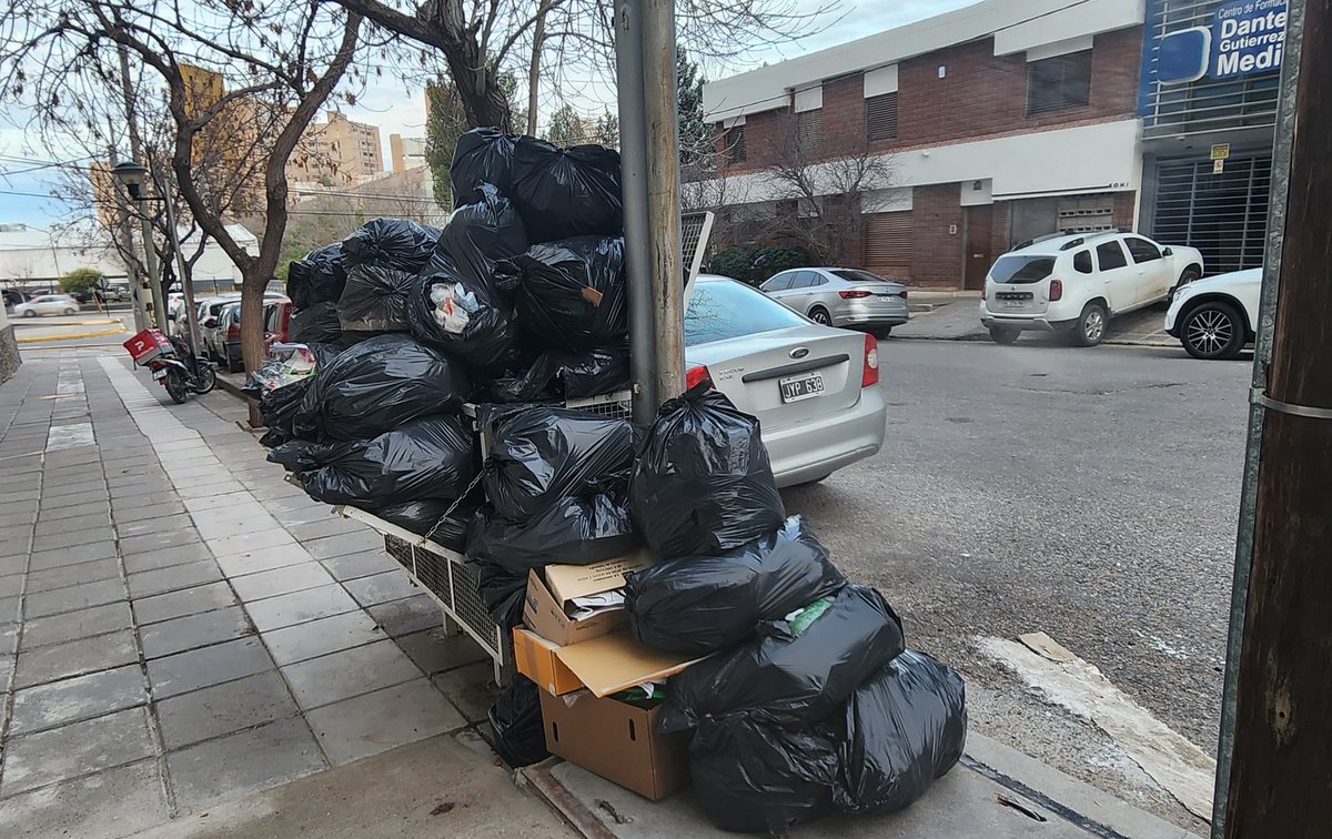 MovilRigo's tweet photo. ⚠️🚛🗑♻️🤢 Habría acuerdo entre #Cliba y la @munineuquen por la recolección de residuos. El sindicato de @CamionerosNqn va a realizar una asamblea informativa con los trabajadores hoy a las 20hs, para informar los detalles del acuerdo. El servicio se normalizaría mañana mismo. https://t.co/MrYTrVDJ2N