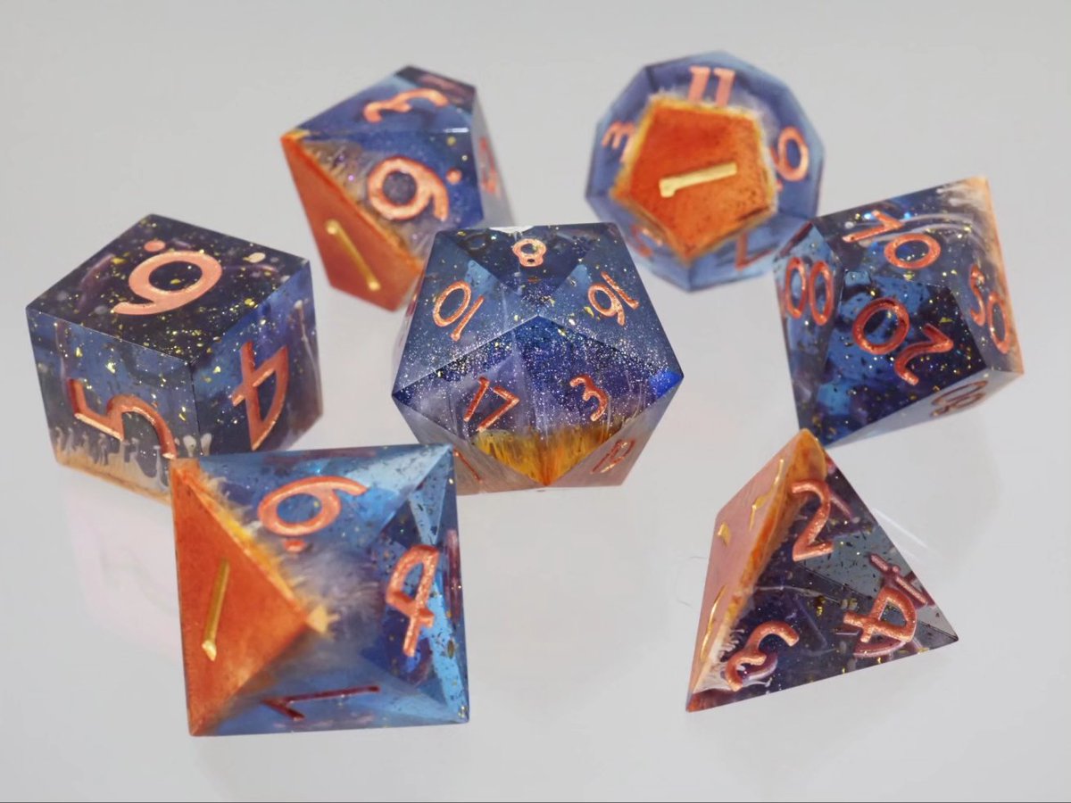 This Petri set is called '#Sunburst'. It looks like some sunflares are pushed out into the #universe. I only have one set available for Dokomi tomorrow. I will definitely make more of these when I am back home.
(Ad)
#dice #dnd #dnd5e #epoxy #resin #rpg #ttrpg #pnp #pnpde #würfel