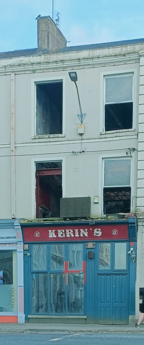 Passed through Fermoy, stopped at traffic lights in square and saw this. Old pub, huge building  30 min. from Cork, hourly buses. What are the council doing?  #DerelictIreland #Cork #vacantireland #housing #housingcrisis #ruralIreland