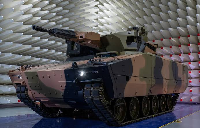 İlk 2 görselde Amerikan Ordusunun OMFV yarışmasındaki Rheinmetall America Lynx ifvsinin son tasarım sürümü.Son 2 görsel ise Avustralyada yarışan KF-41 Lynx ve Hanwha AS-21 Redback Land 400 programının 3.fazında yarışıyor.İlginç olan 2 ülkenin ifvlerin geleceğine farklı yorumları+