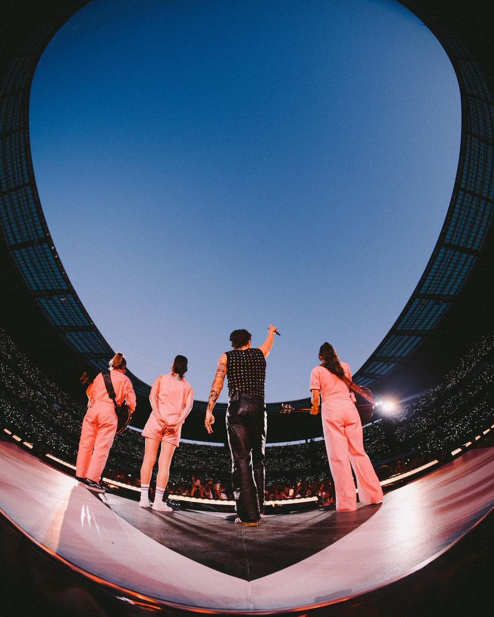 HSD 🛰️ on Twitter "Harry and the band on stage during Love On Tour