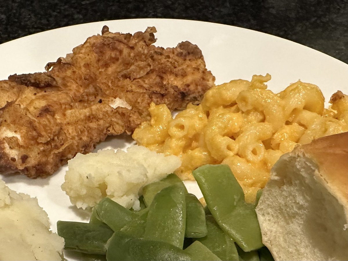 VeronicaHarrell's tweet photo. How about some fried chicken with Mac and cheese? #MamaCooks 😋 #thursdayvibes 🦋🦋🦋 https://t.co/WEiEhhMuZh