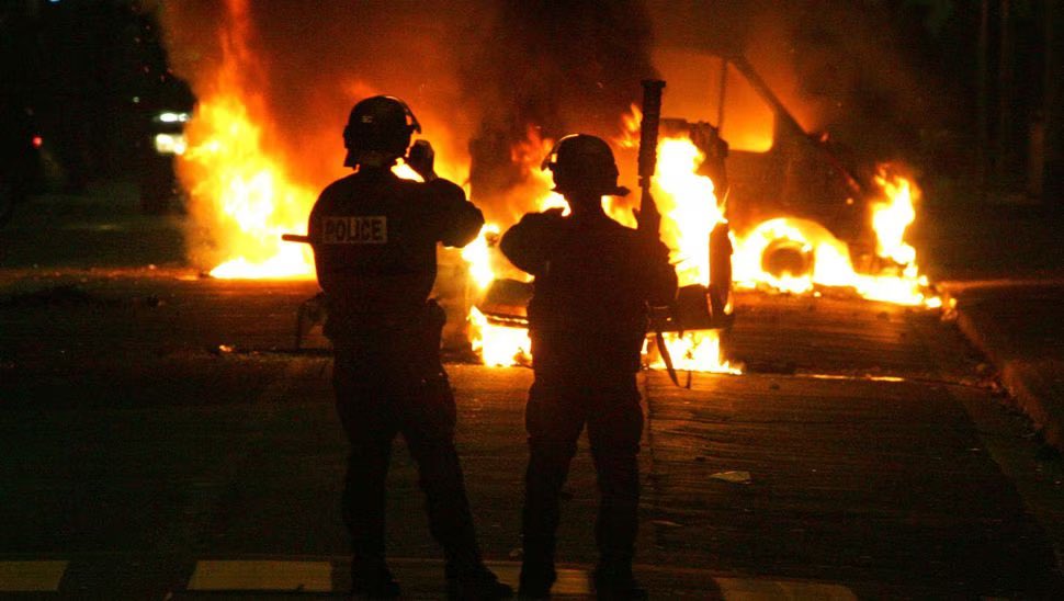 BrunoRetailleau's tweet image. Soutien total aux forces de l’ordre qui vont tenter cette nuit d’endiguer les émeutes. Ceux qui utilisent la mort d’un jeune pour semer le chaos ne sont pas des révoltés, ce sont de voyous! Et les élus qui les encouragent sont des irresponsables qui devront aussi rendre des…