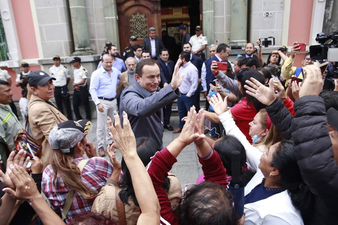 CanelaGonzalezD's tweet photo. Hoy en nombre de todos los vecinos de la Ciudad de Guatemala presentamos la solicitud de audiencia para verificar las actas del domingo pasado.

Buscamos que se cuenten, revisen y expongan los votos de manera pública. 

Nosotros ya contamos, LOS RESULTADOS ESTÁN A NUESTRO FAVOR. ¡Ganará la verdad!