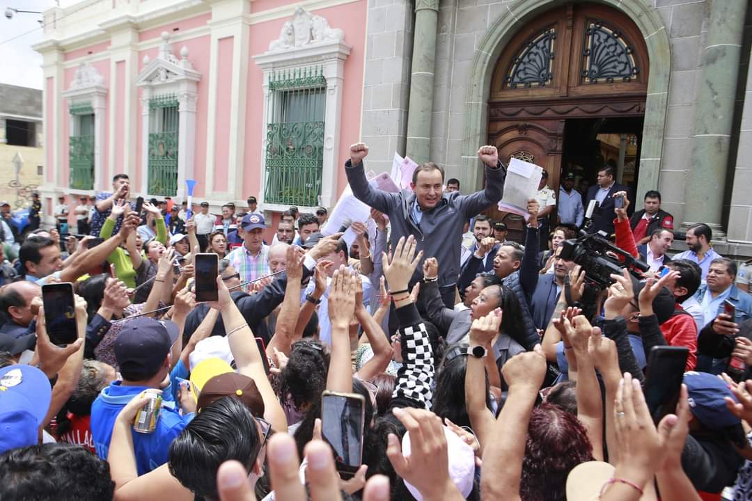 Hoy en nombre de todos los vecinos de la Ciudad de Guatemala presentamos la solicitud de audiencia para verificar las actas del domingo pasado.

Buscamos que se cuenten, revisen y expongan los votos de manera pública. 

Nosotros ya contamos, LOS RESULTADOS ESTÁN A NUESTRO FAVOR.