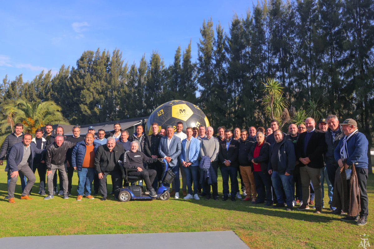 Le agradecemos a nuestro Presidente <a href="/tapiachiqui/">Chiqui Tapia</a> por la entrega de material deportivo e indumentaria a todos los Clubes de la #PrimeraC en el día de la fecha ⚽️💪🏻