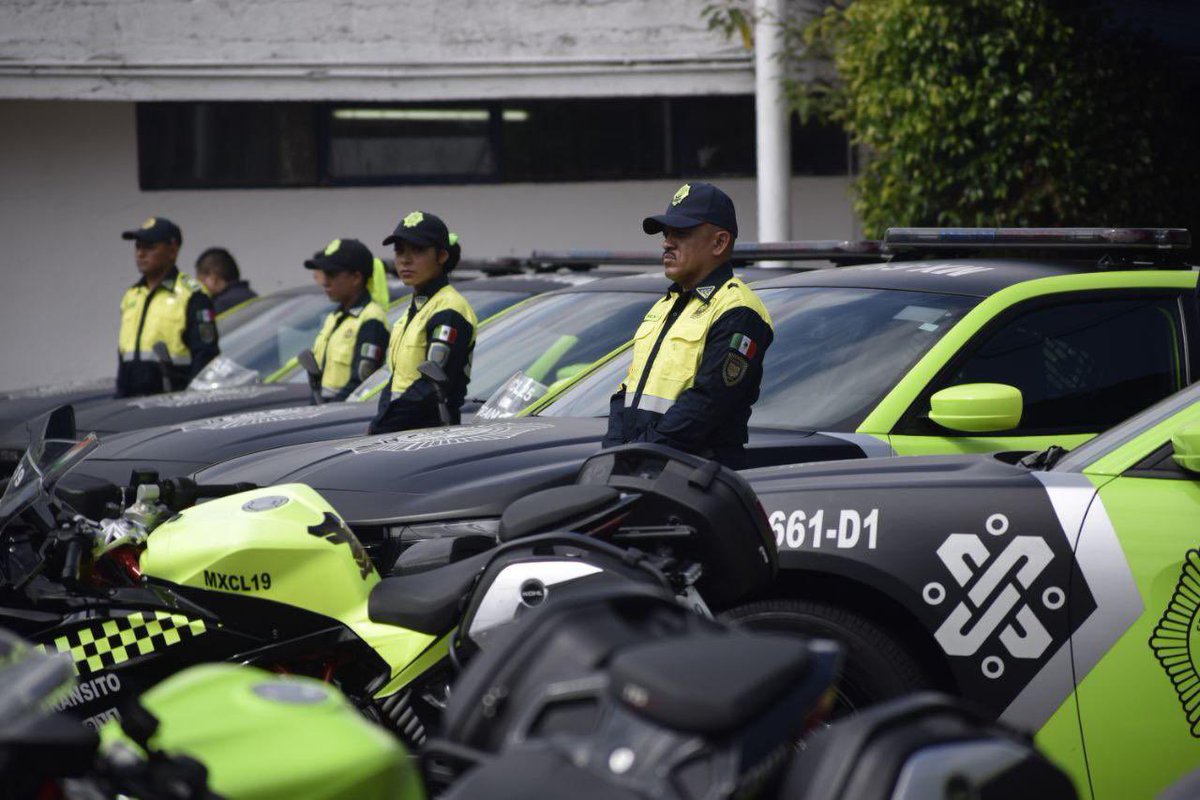 Felicito a mis compañeros de #Tránsito quienes hoy fueron ascendidos y condecorados por el Jefe de Gobierno <a href="/martibatres/">Martí Batres</a>. Gracias por proteger las vialidades de la capital y brindarle un entorno más seguro a la ciudadanía. Agradezco el liderazgo del subsecretario Francisco Moreno