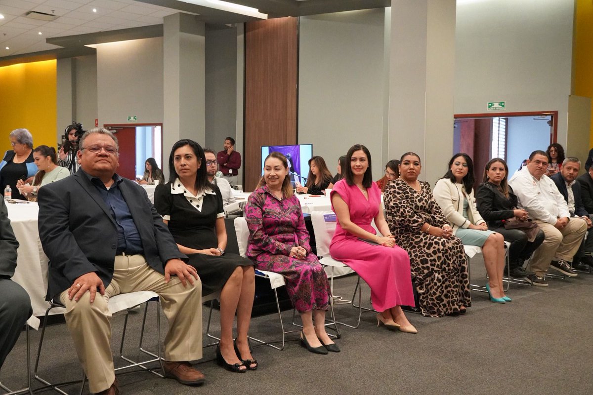 emendozaiee's tweet photo. Reconozco y agradezco a la C. E. @SofiaMGorbea por llevar a cabo esta importante actividad, donde Presidentas, Síndicas y Regidoras de diferentes municipios del Edo. nos comparten experiencias y retos sobre la participación política de las mujeres, desde el ámbito municipal. https://t.co/8WjL0aTJKq