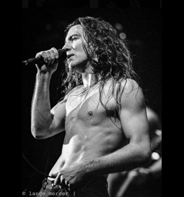 picsgrunge90s's tweet photo. eddie vedder. https://t.co/A2R9JRK19u