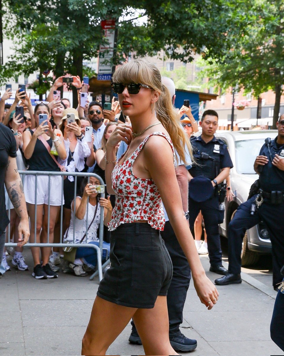 📸 | Taylor out about in New York! June 29, 2023.