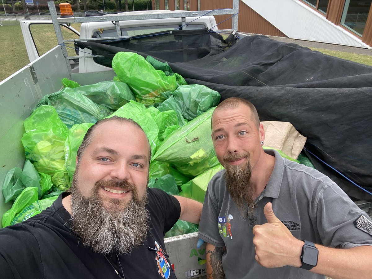 Afgelopen dinsdag ging #TielTipTop aan de slag met ruim 100 leeringen van het <a href="/Lingecollege/">Lingecollege</a>. De wijde omtrek van de school aan de Teisterbantlaan ligt er daarom deze week weer volledig tip top bij. Dank aan <a href="/AvriSchoon/">Avri</a> voor het afvoeren van de ca. 50 zakken zwerfafval! 💪🏻