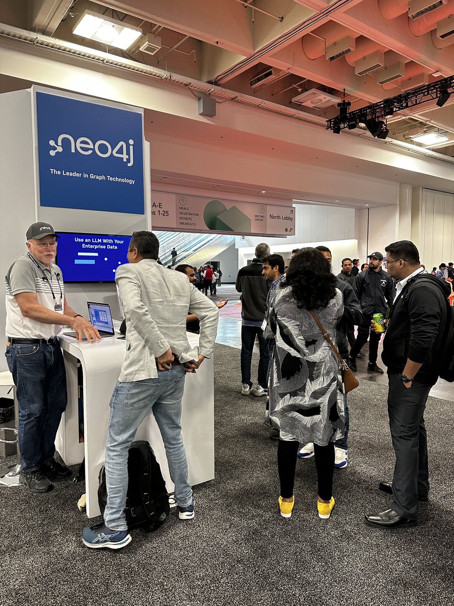 neo4j's tweet image. Day 2 #DataAISummit —- visit us! Booth 40 😎