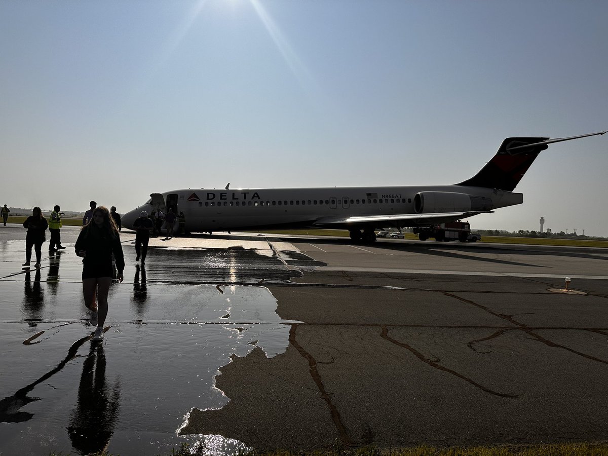 edwardcates's tweet photo. As a passenger on yesterday's Delta flight 1092, I’m very thankful to the diligent pilots and flight crew of @Delta that got all of us safely on the ground. #delta1092 https://t.co/sXzDEroUPD