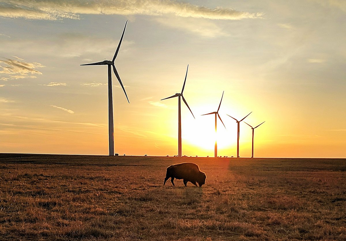 Avangrid's tweet photo. Did you know? 🤔 Avangrid ranks in the top 5️⃣ for alternative energy companies by @BuiltIn, because of our ability to produce, store, &amp; distribute clean energy through our 75 wind &amp; solar facilities. Together, let’s power a greener future! 🔋⚡https://t.co/OJw6Slmvsc https://t.co/HdGMBAbmSR