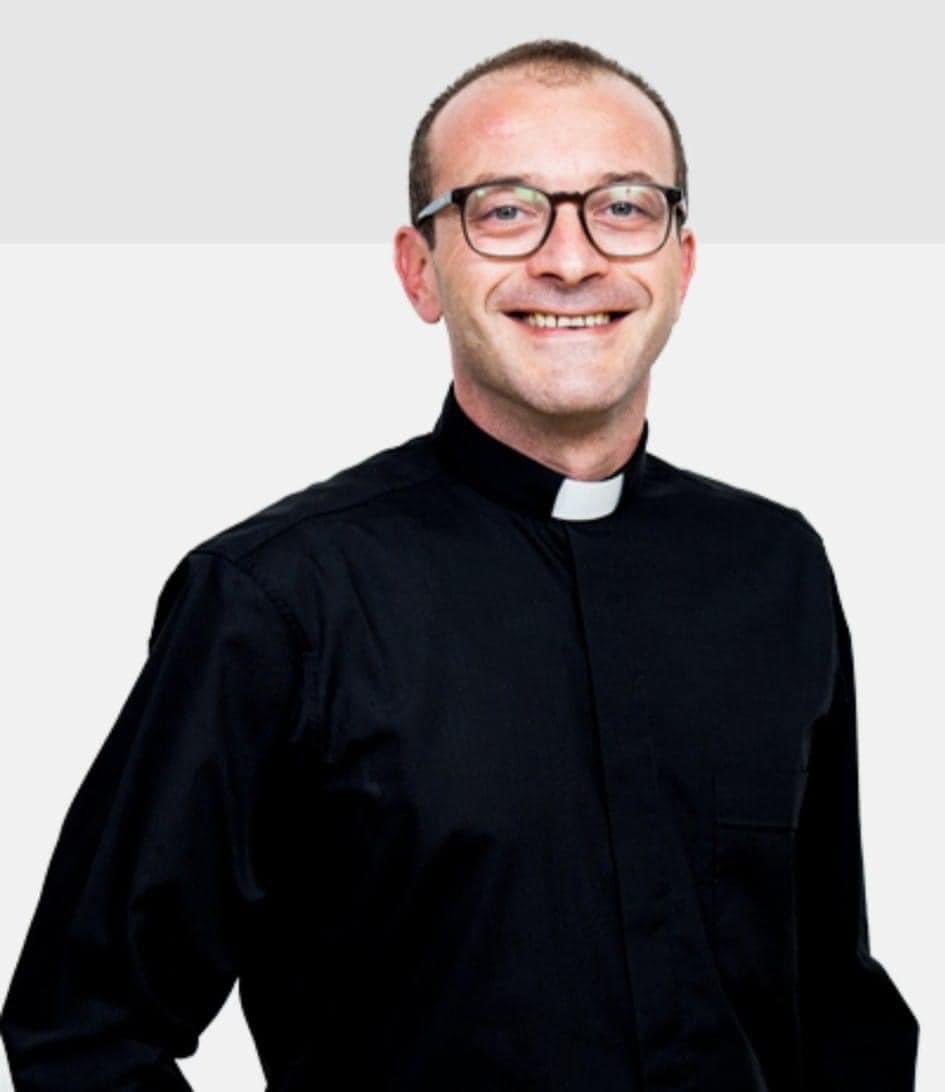 El Arzobispo de Sevilla ha dado a conocer los nombramientos y traslados que constituirán los nuevos destinos pastorales para el próximo curso pastoral, que conllevan la llegada a nuestra Parroquia de un nuevo párroco.