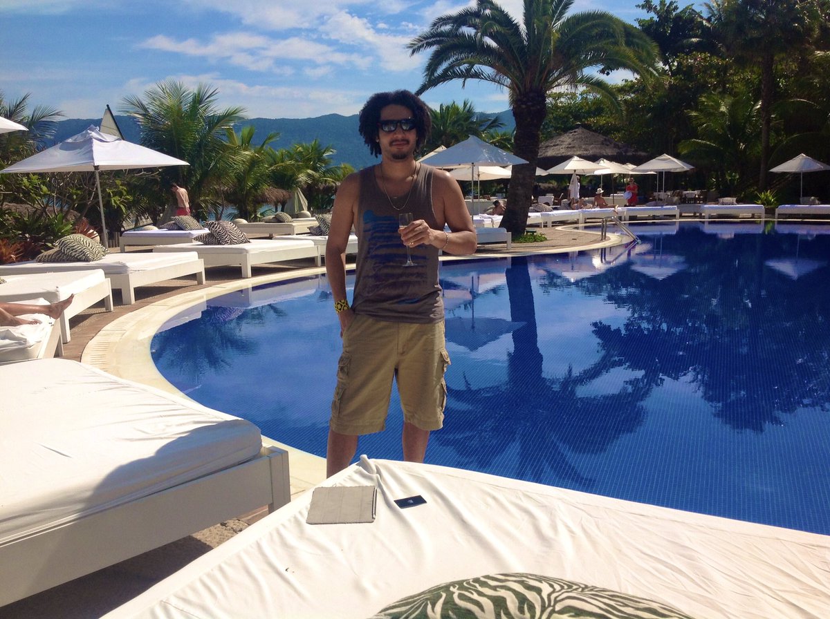 Arthurfreestyle's tweet photo. Essa me lembrei até merece replay, sem medo e vergonha na rima não errei, prazer Arthur, sei que pensou que sou Rei, pra nobres é guilhotina só sei que representei.

#arthurfreestyle #tbt #ilhabela #br #rimas #ideais #hiphop #rap #reggae #natural #dpny #praia #férias #rapper #mc https://t.co/330ZJvF3GM