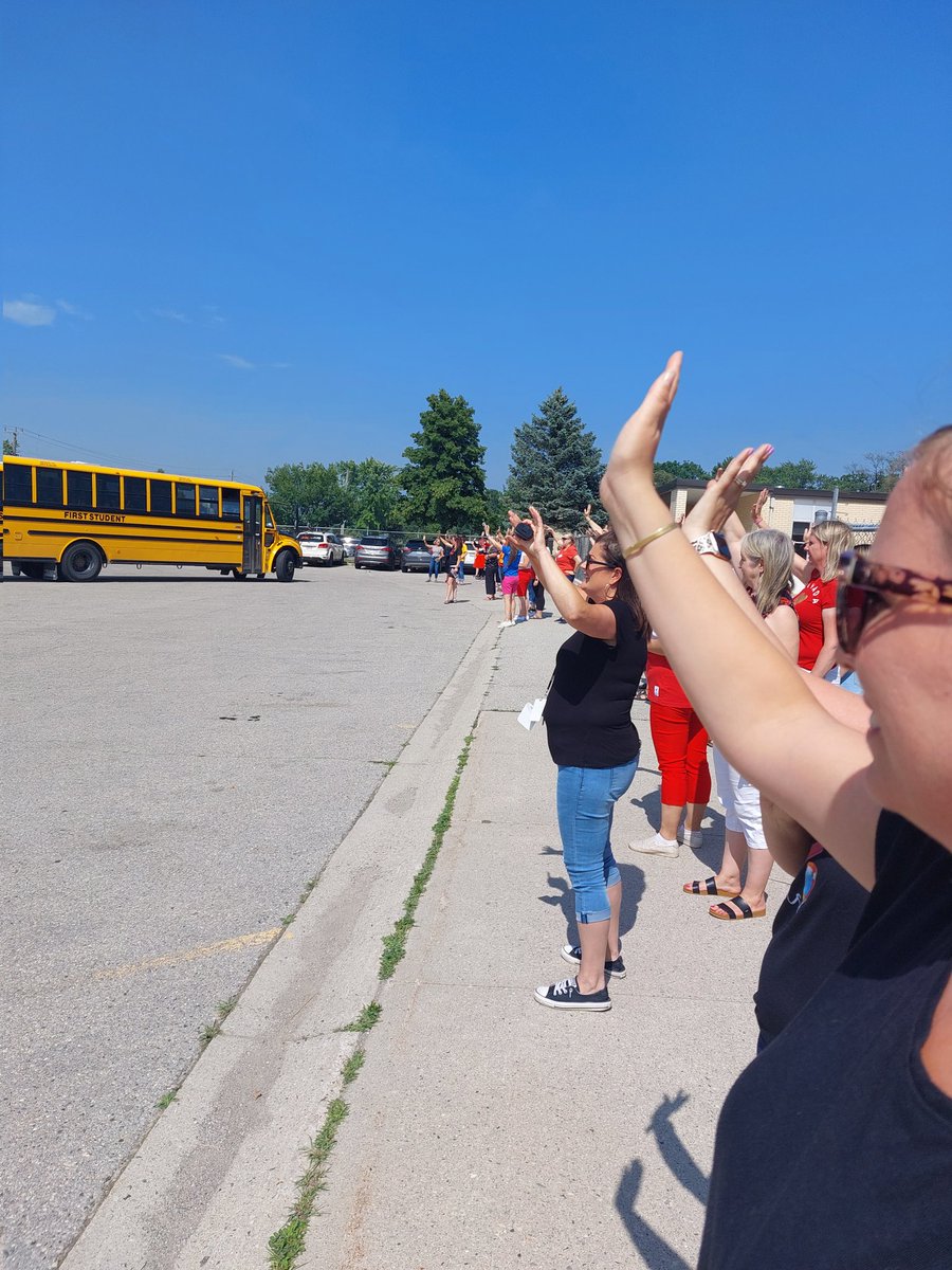 SouthwoldLLC's tweet photo. And so end another fabulous year @southwoldtvdsb #waveout #clapout @TVDSB https://t.co/rHagZ3ykHo