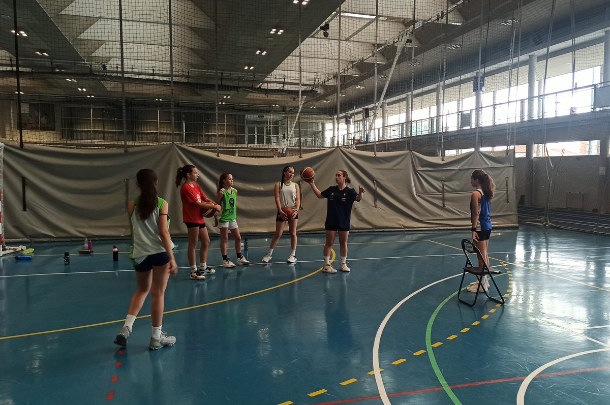 Qué auténtico lujazo el día de hoy en el campus <a href="/FNBaloncesto/">Federación Navarra de Baloncesto</a> con <a href="/annesenosiain/">Anne Senosiain</a> Además de compartir consejos y vivencias, implicada en el trabajo de las chicas en pista. ¡Qué suerte tenemos Anne! ¡Mil gracias! Eskerrik asko!! ❤️👏🏼