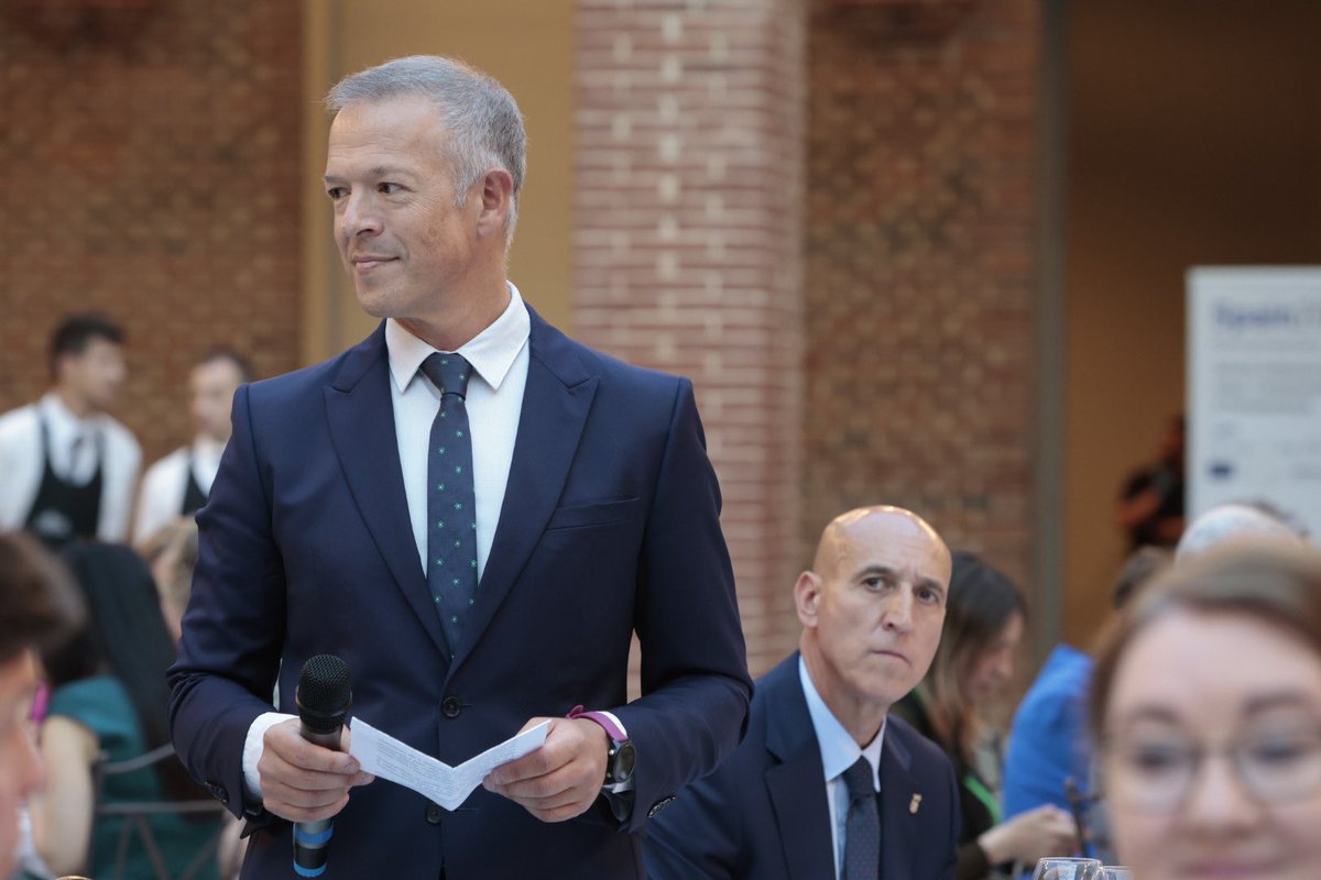 JADIEZLEON's tweet photo. Un verdadero honor recibir a los parlamentarios internacionales para la I Cumbre Internacional sobre el #Parlamentarismo que abre la presidencia española de la Unión Europea #EU2023ES #spain2023🇪🇸 @Congreso_Es @Senadoesp 

Mañana llegará a #leonesp SM el Rey Felipe VI https://t.co/s2vD6UBTWM