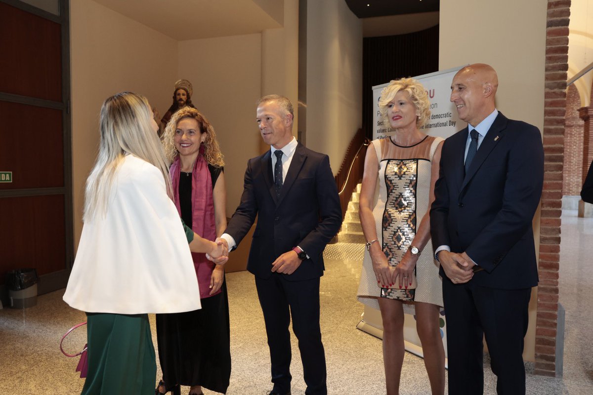 JADIEZLEON's tweet photo. Un verdadero honor recibir a los parlamentarios internacionales para la I Cumbre Internacional sobre el #Parlamentarismo que abre la presidencia española de la Unión Europea #EU2023ES #spain2023🇪🇸 @Congreso_Es @Senadoesp 

Mañana llegará a #leonesp SM el Rey Felipe VI https://t.co/s2vD6UBTWM