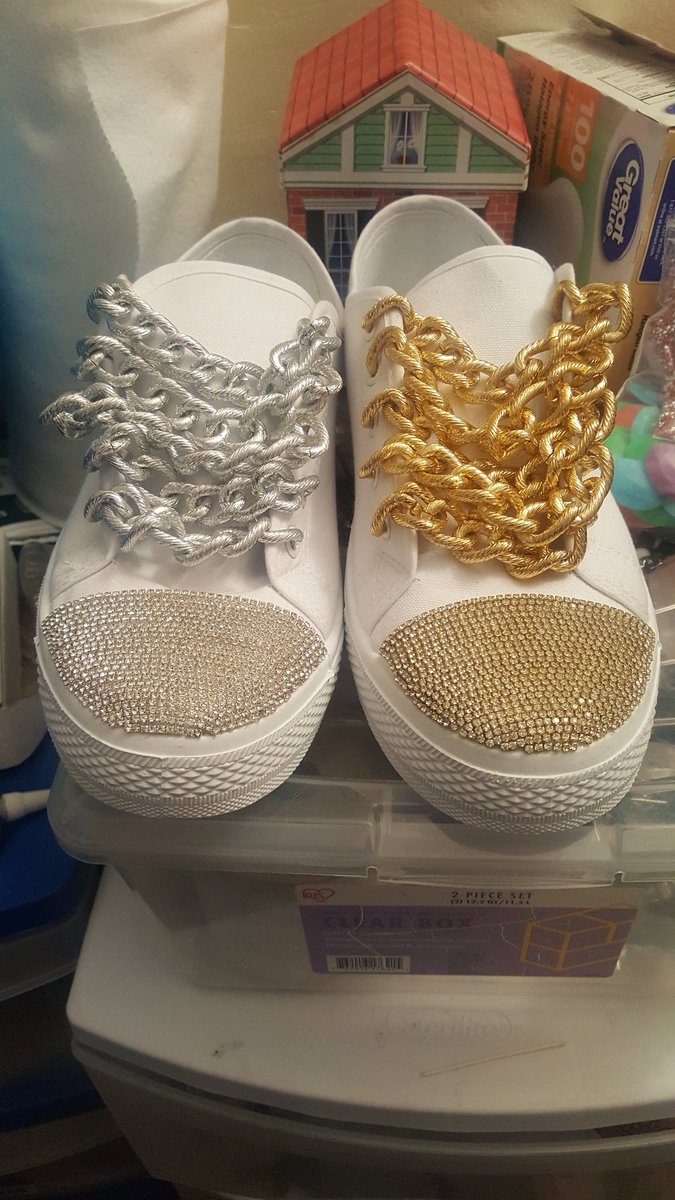 amazinggoop's tweet photo. tbt    Gold or silver? #gold #silver #shoelaces #chain #fatlaces #bling #rhinestones #shoefetish #embellishment #e6000 #skippies #bobo #canvas #lowtop #shelltoe  @cheyienne13 https://t.co/81G1YXrbwe