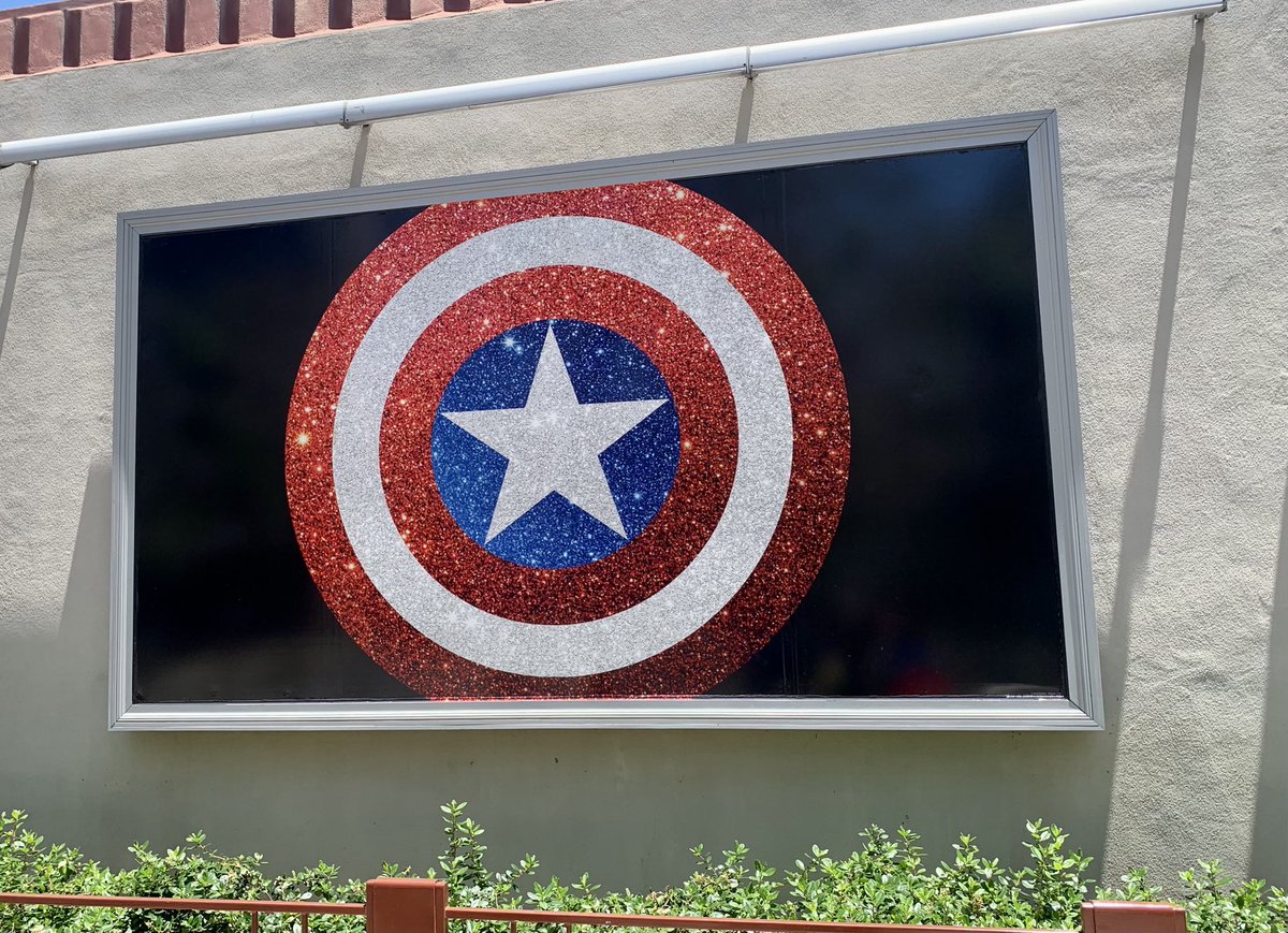 The Hyperion Theater outdoor queue for #RogersTheMusical features a blinged out shield. Sparkly!

#CaliforniaAdventure 
#DisneylandResort
#dapsmagic