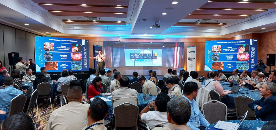 PoliciaEcuador's tweet photo. COMPROMETIDOS CON LA SEGURIDAD👮🏻‍♂️

Intervención de #GraDCésarZapata #DGSCOP durante el conversatorio “Ciudades por la Seguridad - #Manta2023”

📍Tema: Análisis de violencia y delincuencia a nivel nacional y presentación del plan de acción de prevención del delito.

#MásFuertesQueNunca

En vivo🔴
https://t.co/MuL2gtUTZD