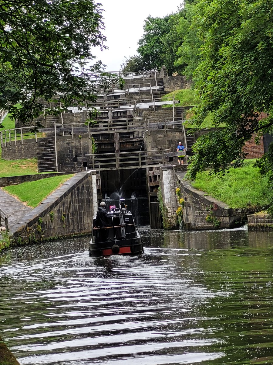 Little Jack the Lad has safely descended and ascended Bingley 5 Rise. Thanks for the help of  the CRT staff #boatsthattweet #narrowboat #narrowboatlife #narrowboating #Bingley5Rise #leedsandliverpoolcanal