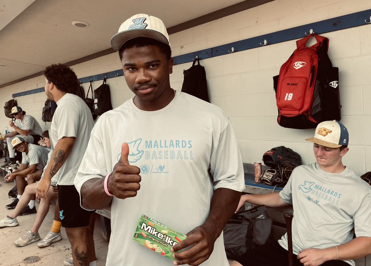 MadisonMallards's tweet photo. mike and his ikes 🍬

nil with the fastest player in baseball? @mikeandike 🤝 @GuptonMichael https://t.co/yZKmELJYhI