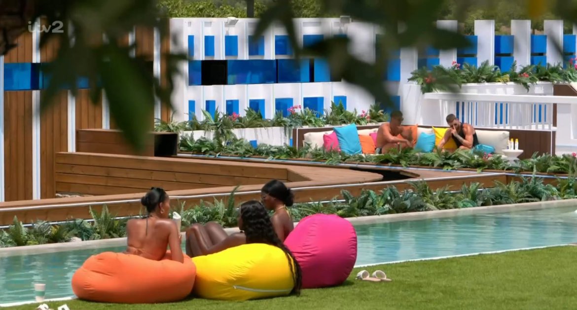 WHITNEY GET OFF THAT BEANBAG!!! #LoveIsland