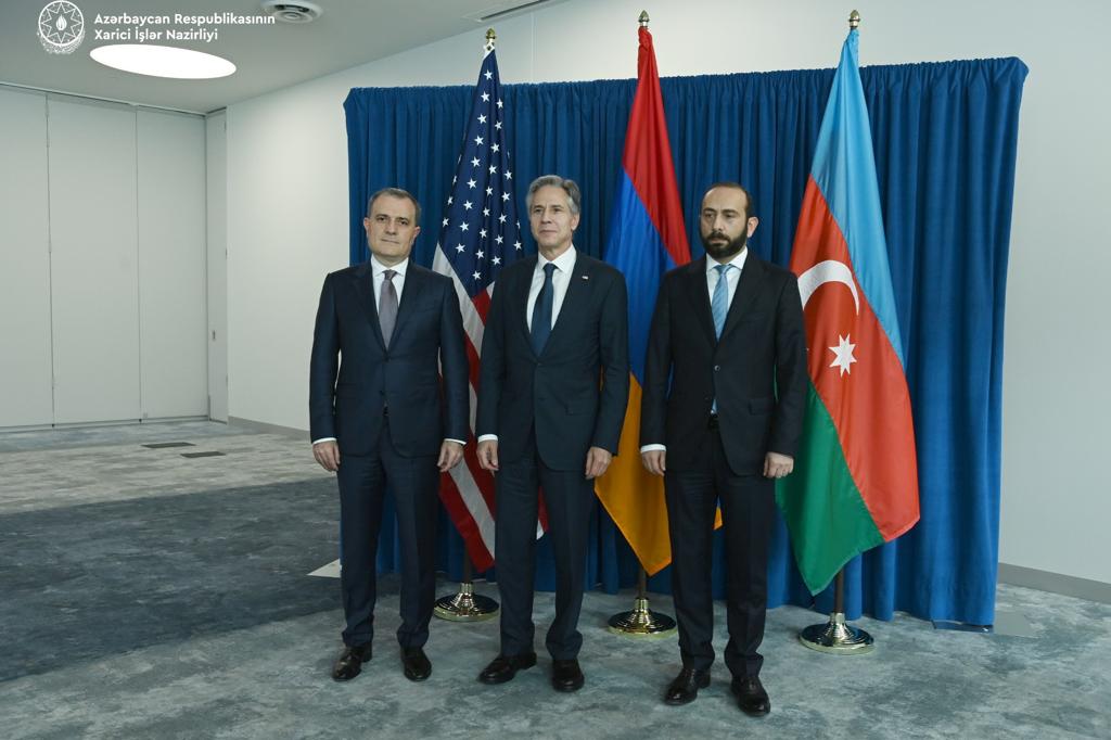 AzerbaijanMFA's tweet photo. Today, Foreign Minister @Bayramov_Jeyhun and Armenian Minister @AraratMirzoyan have continued discussions on draft Peace Agreement. 

Delegations had bilateral and trilateral meetings with US Secretary of State @SecBlinken on the results of the negotiations. https://t.co/ZEh4KiULmg